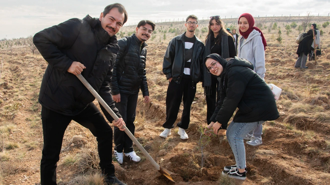 Eğitim Fakültesi öğrencileri fidanları toprakla buluşturdu